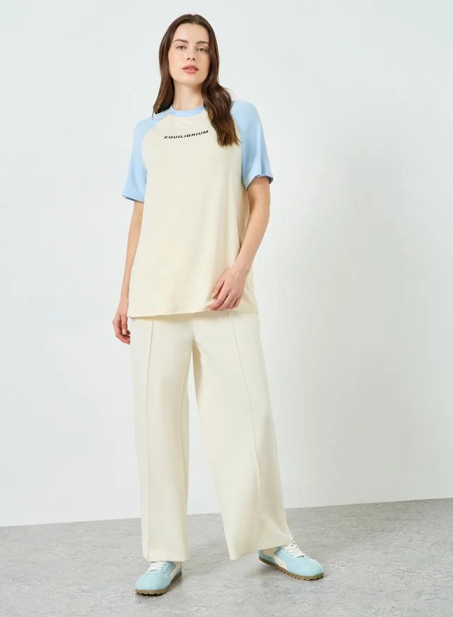 تيشيرت واسع بتفاصيل بارزة وأكتاف منخفضة