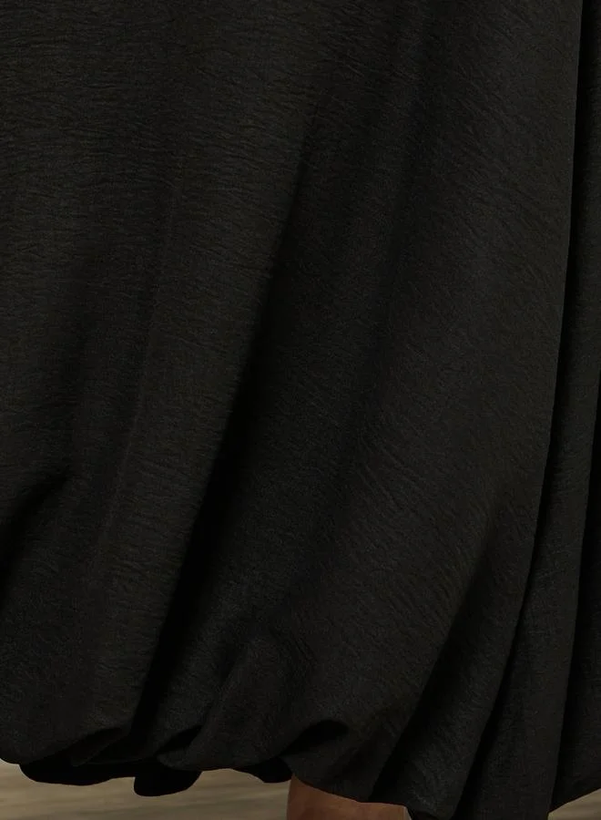 تنورة ماكسي واسعة من الساتان بلون أوف وايت