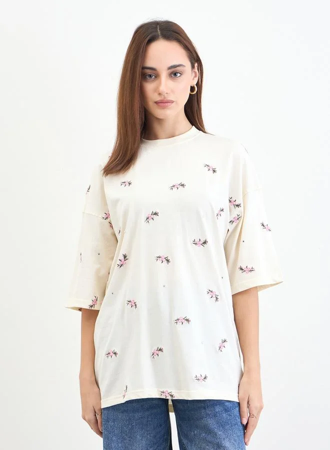 تيشيرت واسع مُطرّز بزهور مع أكمام قصيرة