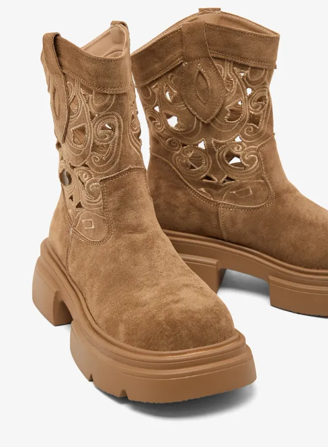 Laser Cut Block Heel Chelsea Boots – image 4