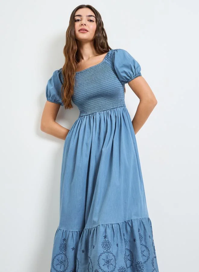 فستان ميدي أبيض مطرز بتصميم -