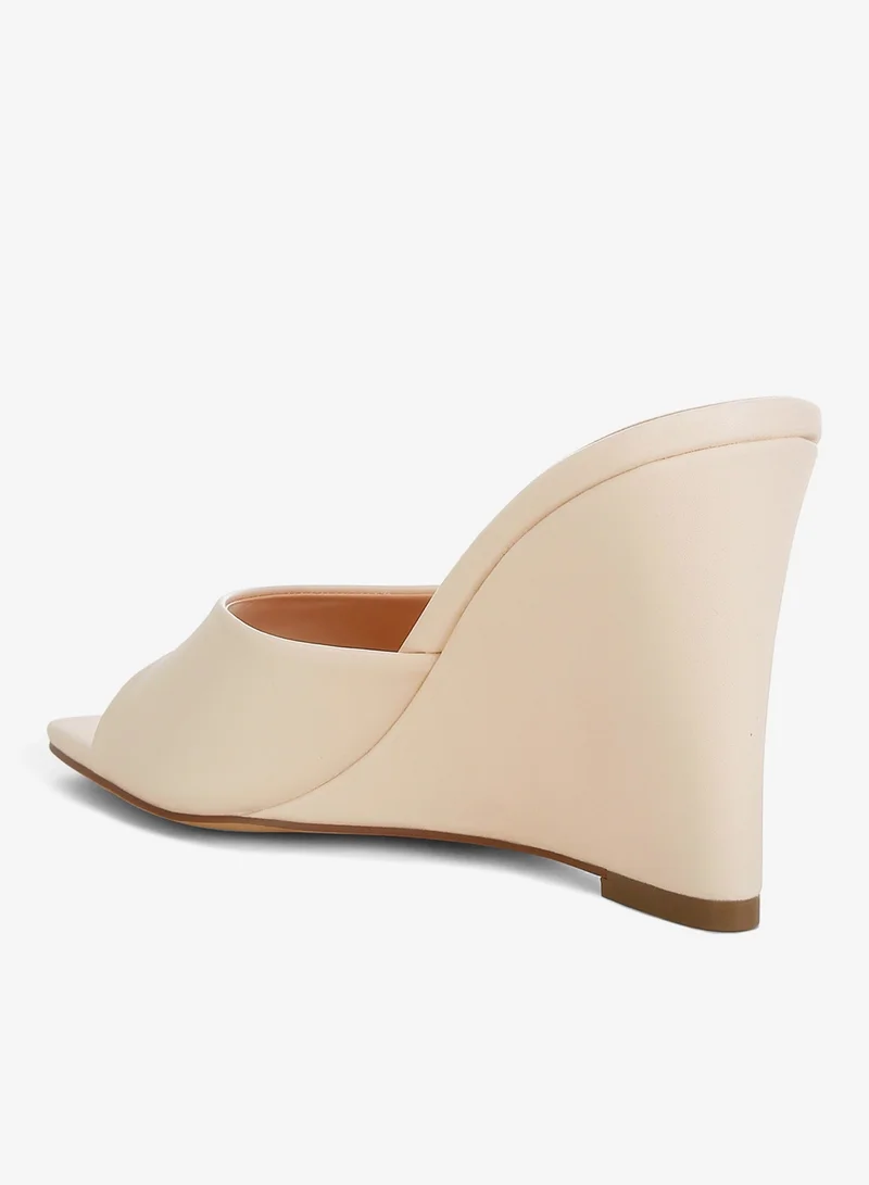 صندل ويدج من الجلد الصناعي المُعاد تدويره باللون الأسود