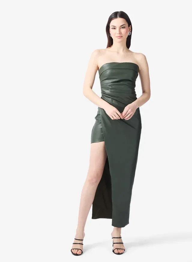 Effortless Elegance in a Flowy Maxi Dress
