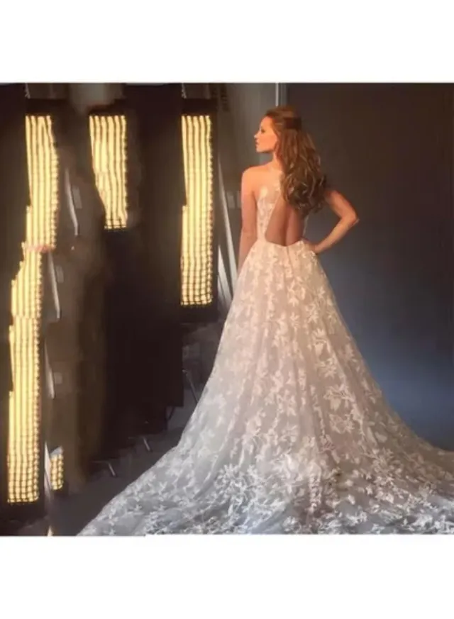 Floral Lace & Tulle Plunging Neckline Wedding Gown White Lace Dress with Halter – image 4