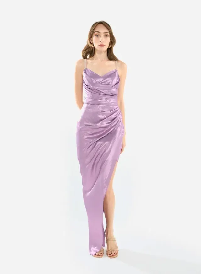 فستان سهرة طويل بياقة منسدلة وحمالات كريستال