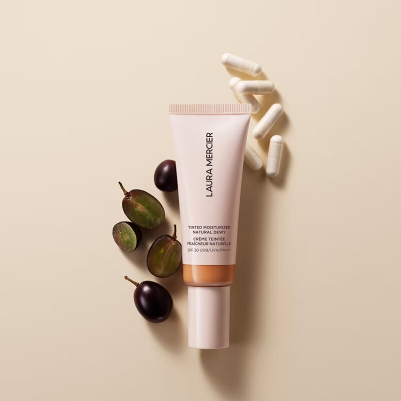 كريم ملوّن بلمسة ندية طبيعية ومعامل حماية SPF 30