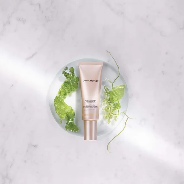 Tinted Moisturizer SPF 25 Illuminating – image 5