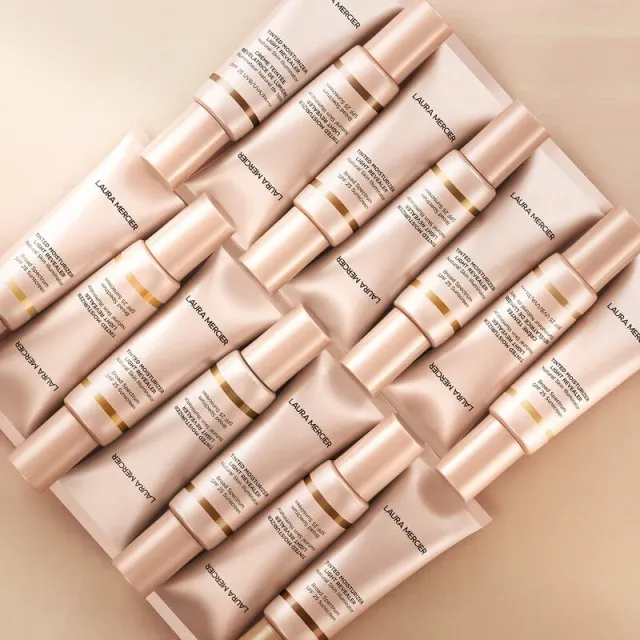 Tinted Moisturizer SPF 25 Illuminating – image 6