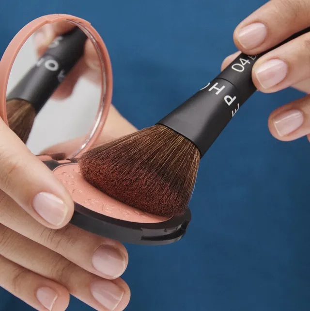 04 The Cheek Brush - Mistake-Proof Face Application In Half The Time – image 3