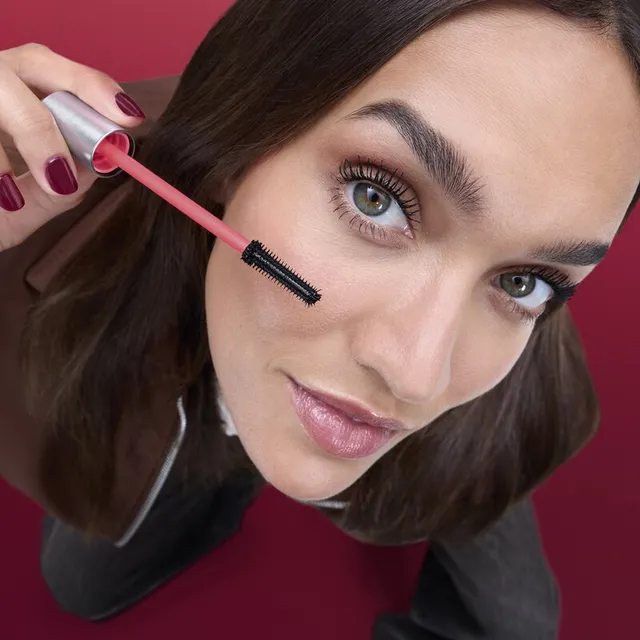 It's a Stretch Mascara – image 5