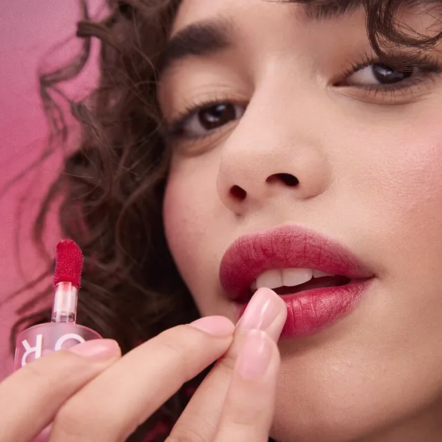 Cheek and Lip Tint Duo 2 Shades: Red and Burgundy – image 5