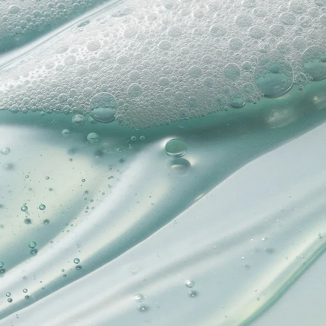 DayWear Glow Boost Gel Cleanser – image 4