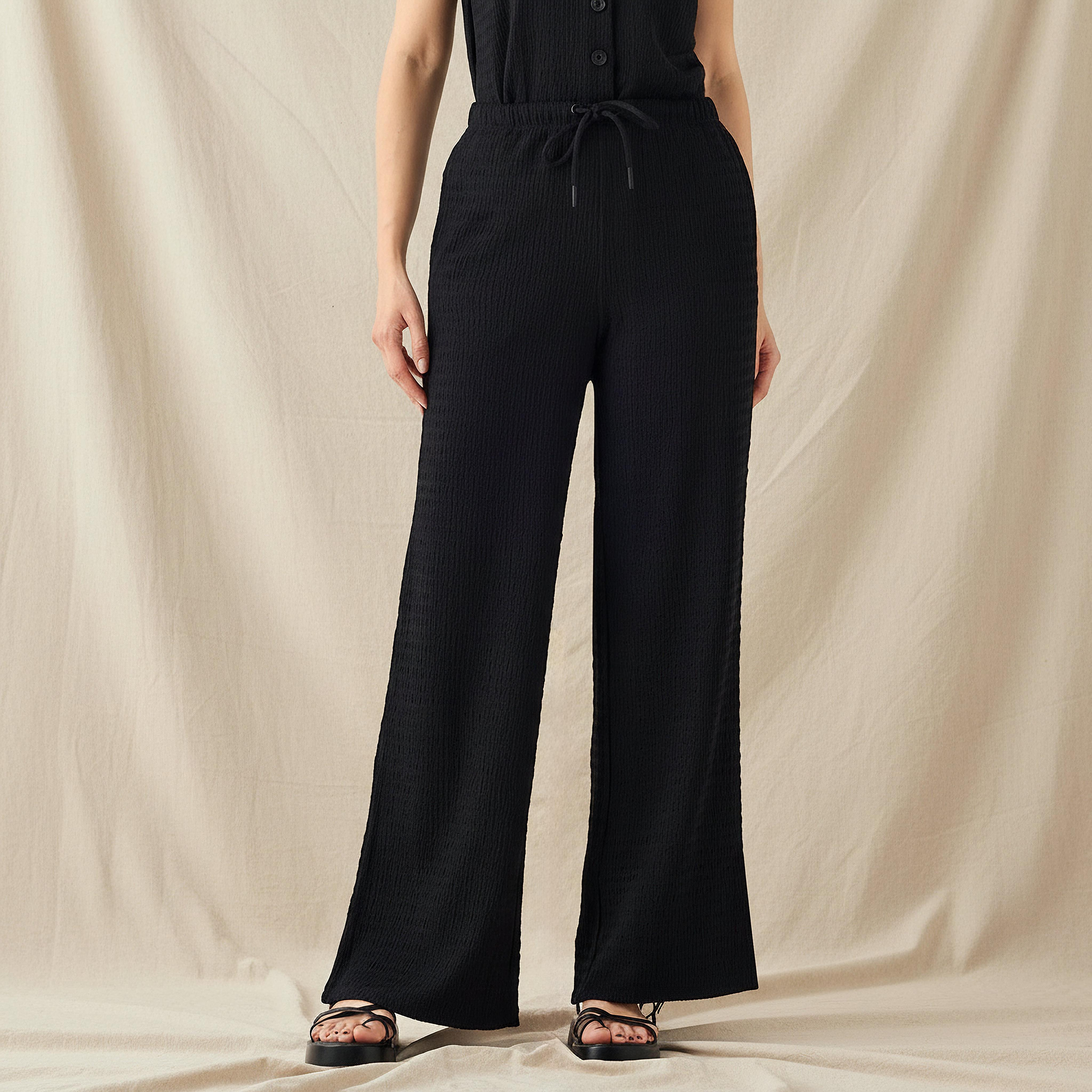 بنطلون بخصر متوسط الارتفاع وأرجل واسعة