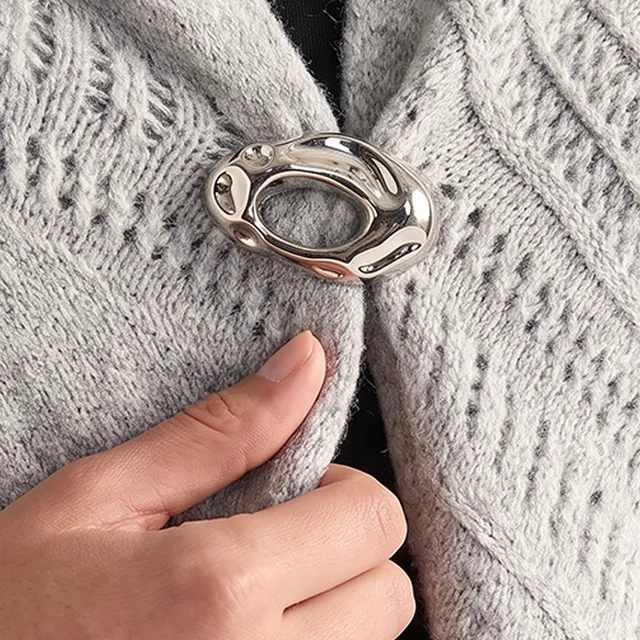 كاب غير متماثل بدبوس معدني مزين – صورة 2