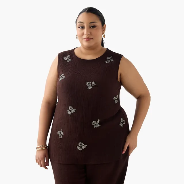 Plus Size Sleeveless Linen Blend Top with Floral Embellishments – image 4