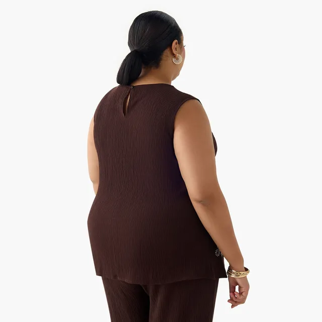 Plus Size Sleeveless Linen Blend Top with Floral Embellishments – image 6