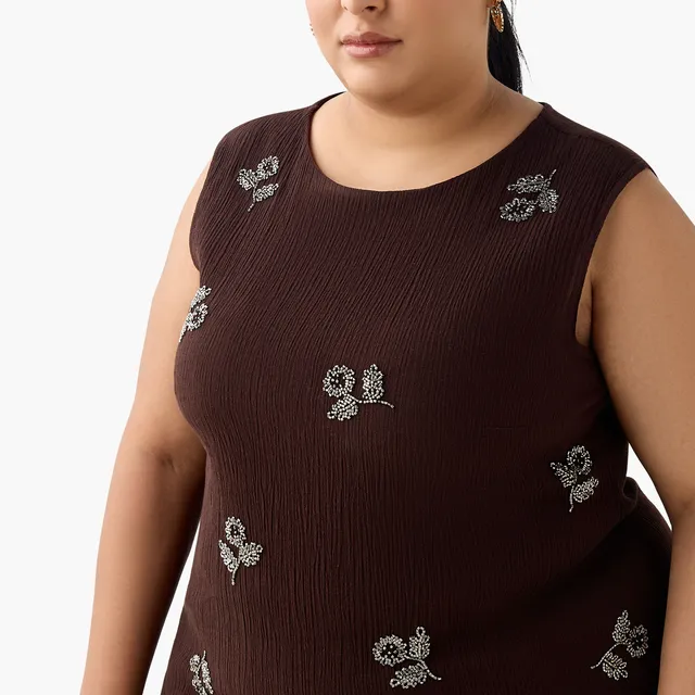 Plus Size Sleeveless Linen Blend Top with Floral Embellishments – image 7