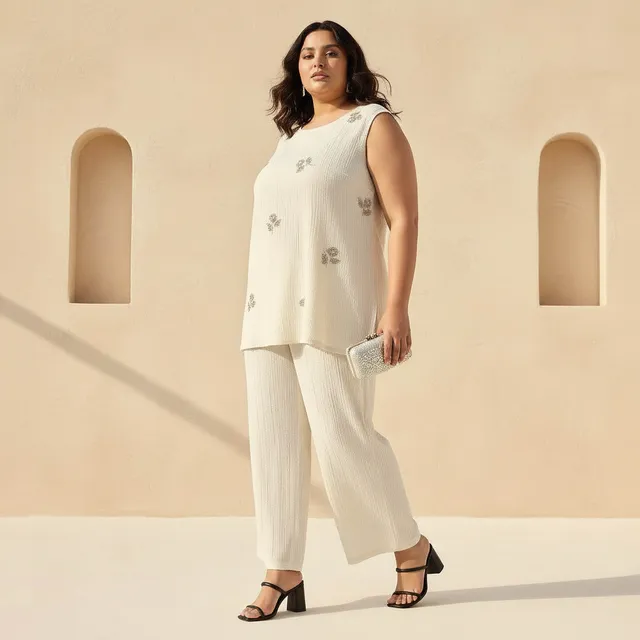 Plus Size Sleeveless Linen Blend Top with Floral Embellishments – image 3
