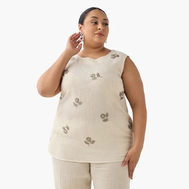 Plus Size Sleeveless Linen Blend Top with Floral Embellishments – image 4