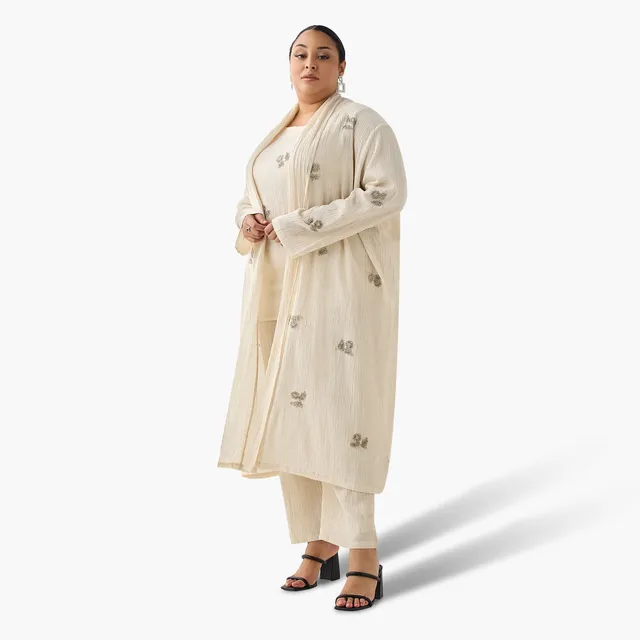 Plus Size Sleeveless Linen Blend Top with Floral Embellishments – image 5