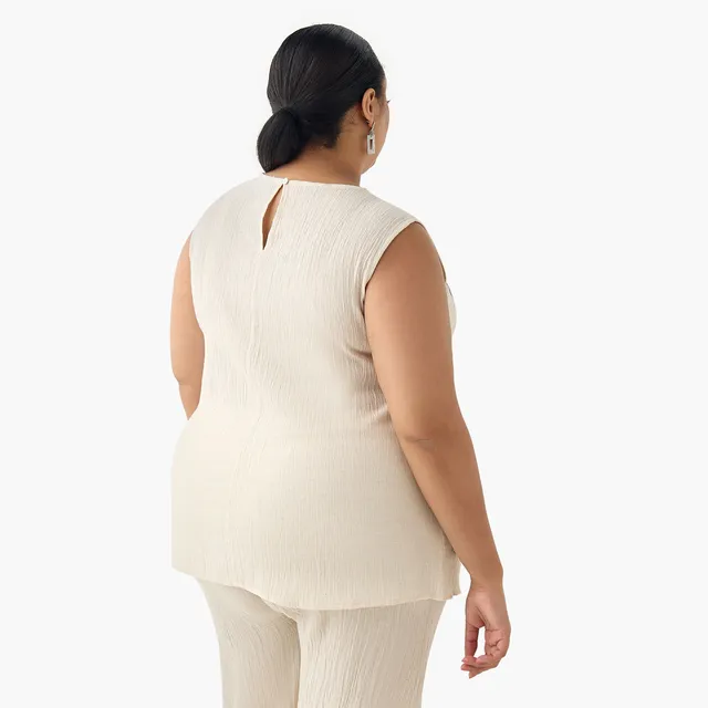 Plus Size Sleeveless Linen Blend Top with Floral Embellishments – image 6