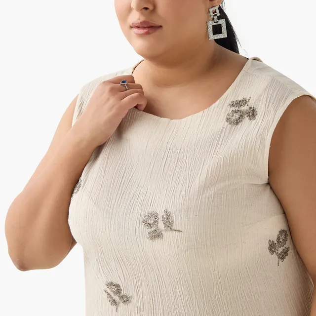 Plus Size Sleeveless Linen Blend Top with Floral Embellishments – image 7