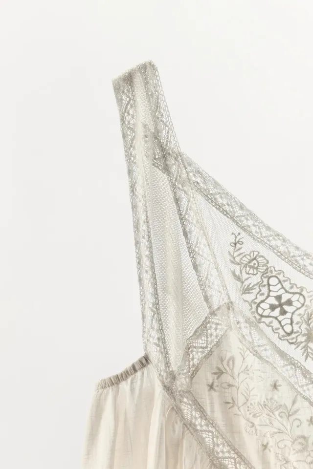 V-Neck Floral Embroidered Pleated Cotton Dress with Lace Appliqué – image 15