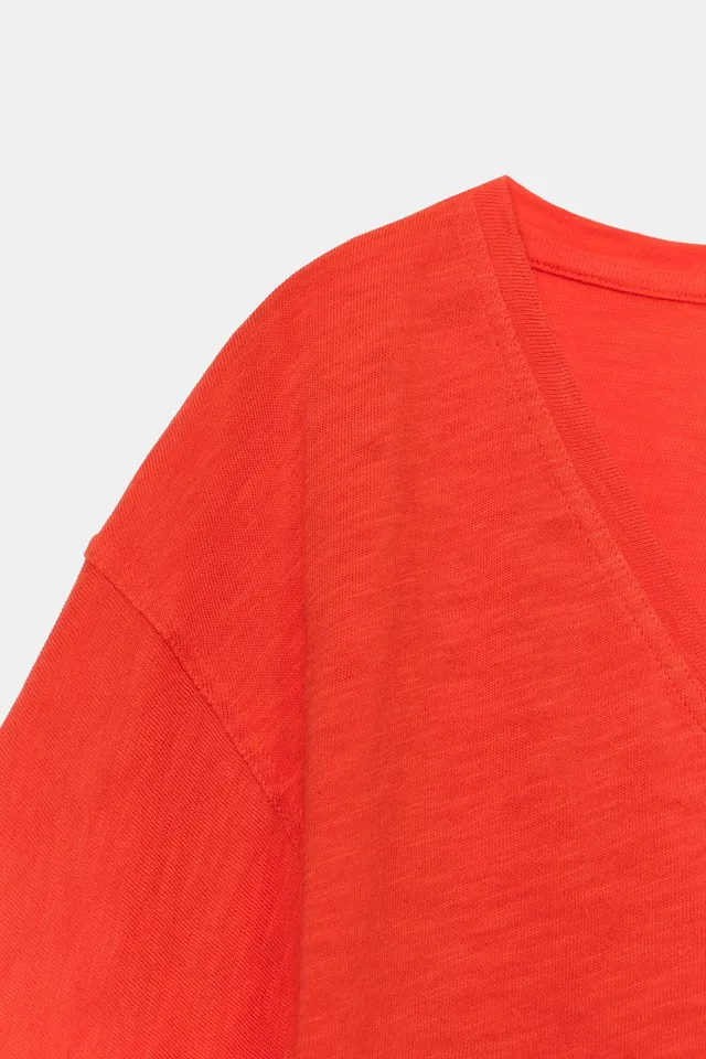 V-neck T-shirt – image 7