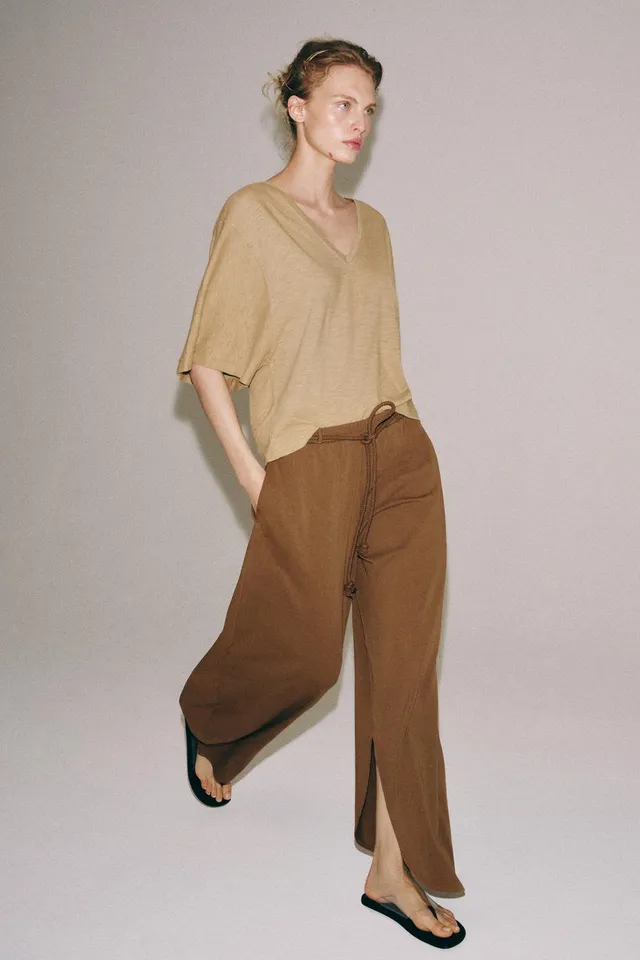 V-neck T-shirt – image 4