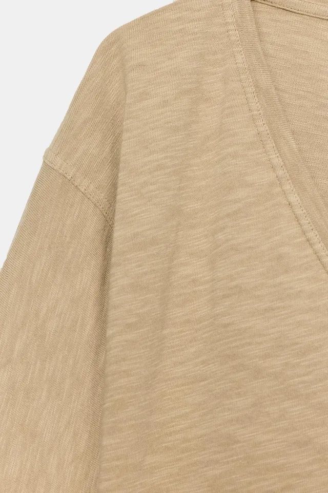 V-neck T-shirt – image 7