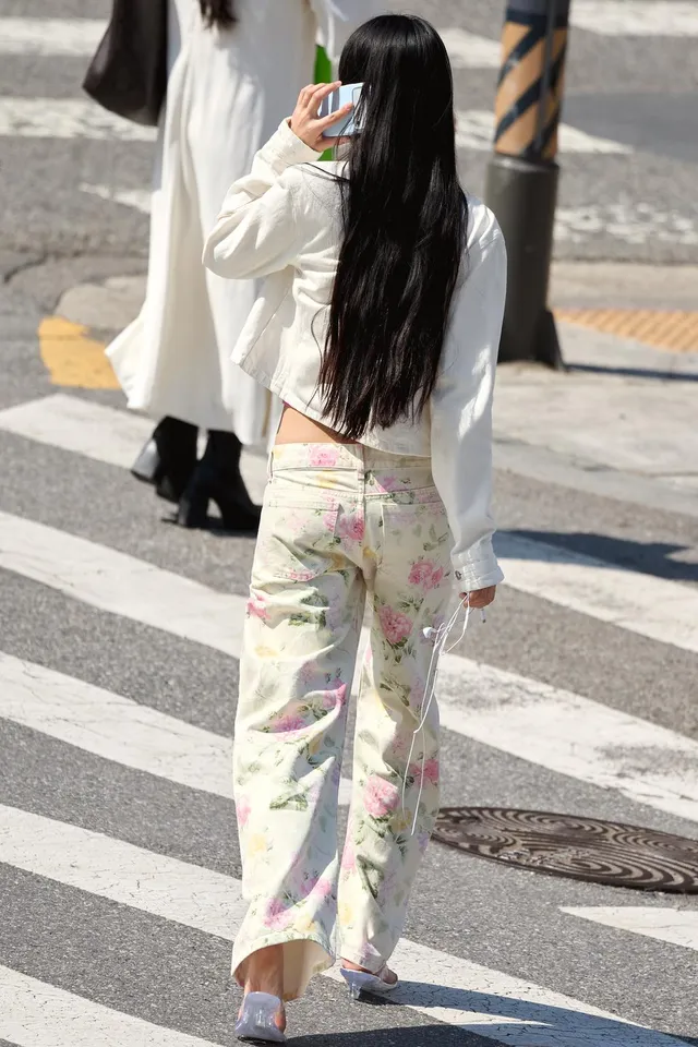Floral Low-Rise Loose Fit Jeans – image 5