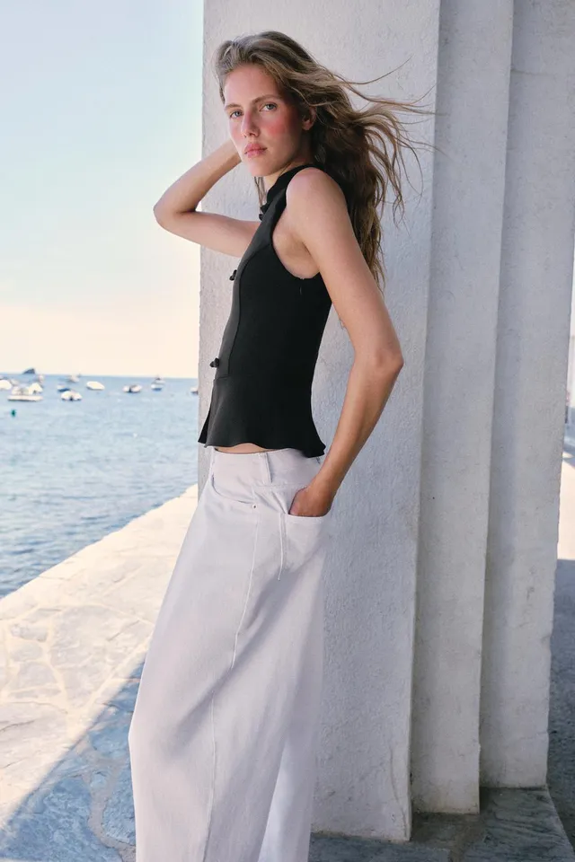 High-Neck Sleeveless Peplum Top with Frog Fastening and Flared Hem – image 4