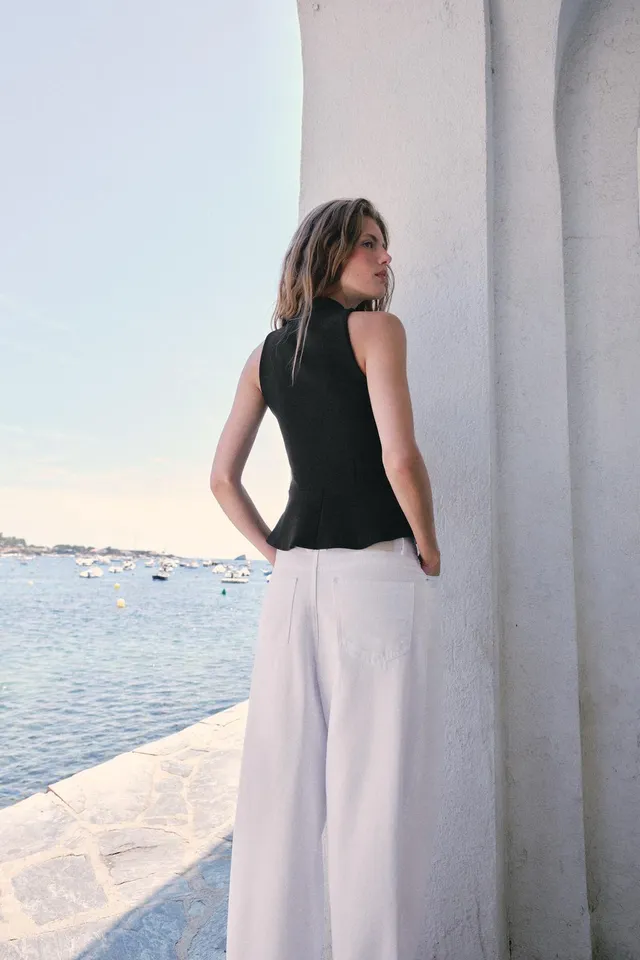 High-Neck Sleeveless Peplum Top with Frog Fastening and Flared Hem – image 5