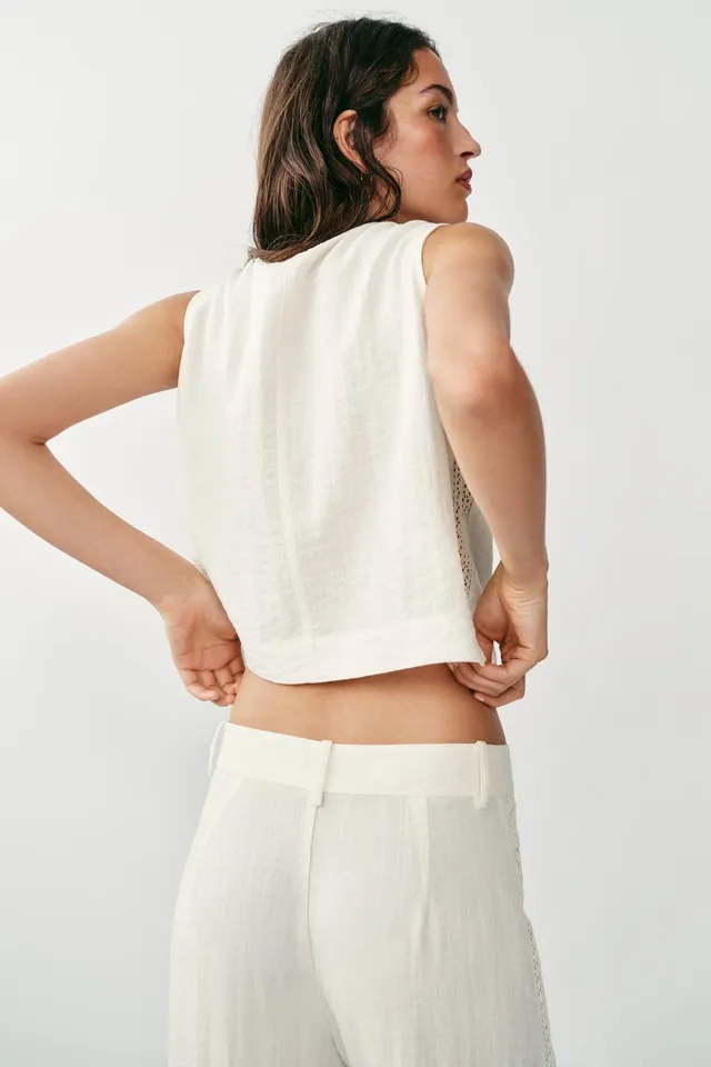Sleeveless Lace Trim Top with Front Pockets and Button Closure – image 4