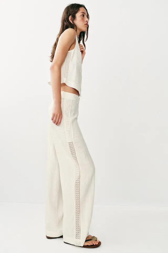 Sleeveless Lace Trim Top with Front Pockets and Button Closure – image 5