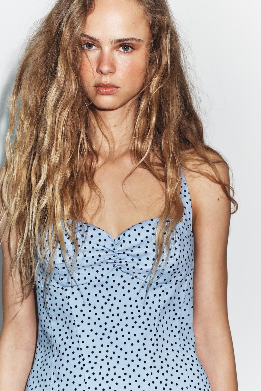 TOP HALTER بفتحة صدر على شكل قلب