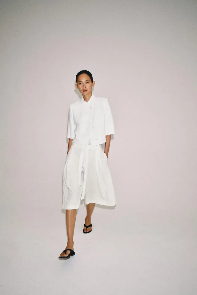 Cropped Short Sleeve Blazer with High Neck and Welt Chest Pockets – image 4