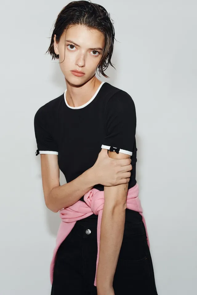 T-SHIRT WITH CONTRAST BOWS – image 2