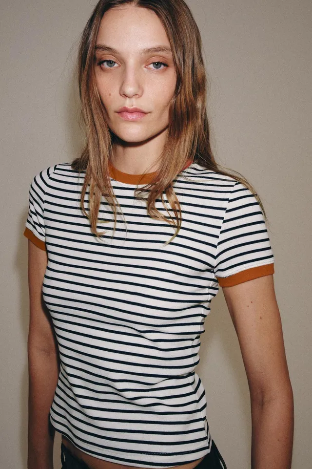 تيشيرت مقلم بأكمام قصيرة