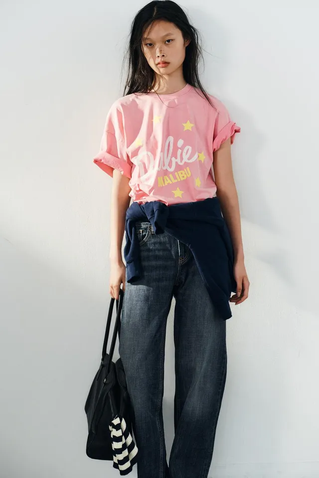 تي-شيرت بتأثير مغسول من Barbie® – صورة 2