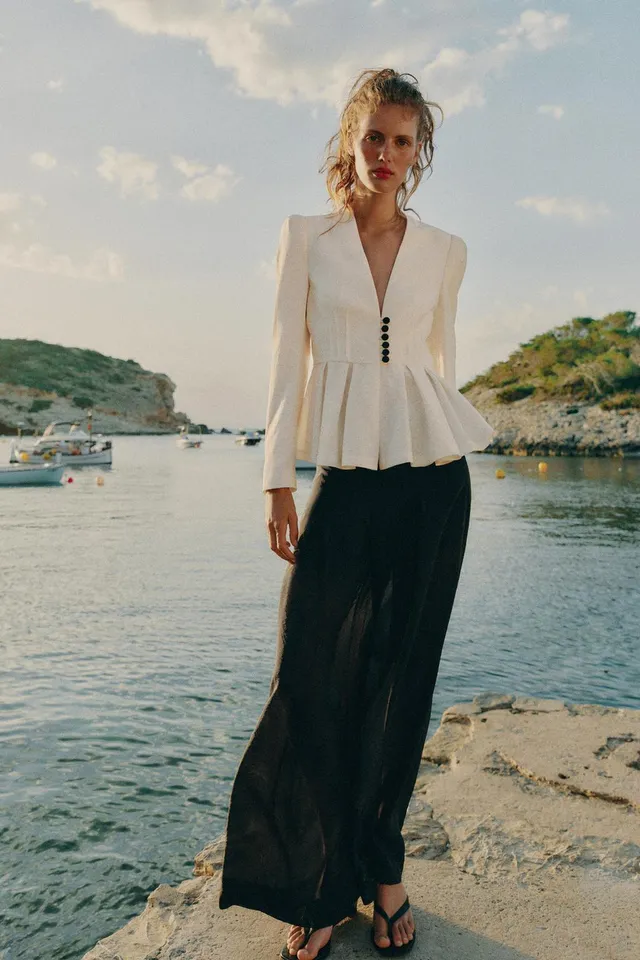 FITTED BLAZER WITH SHOULDER PADS