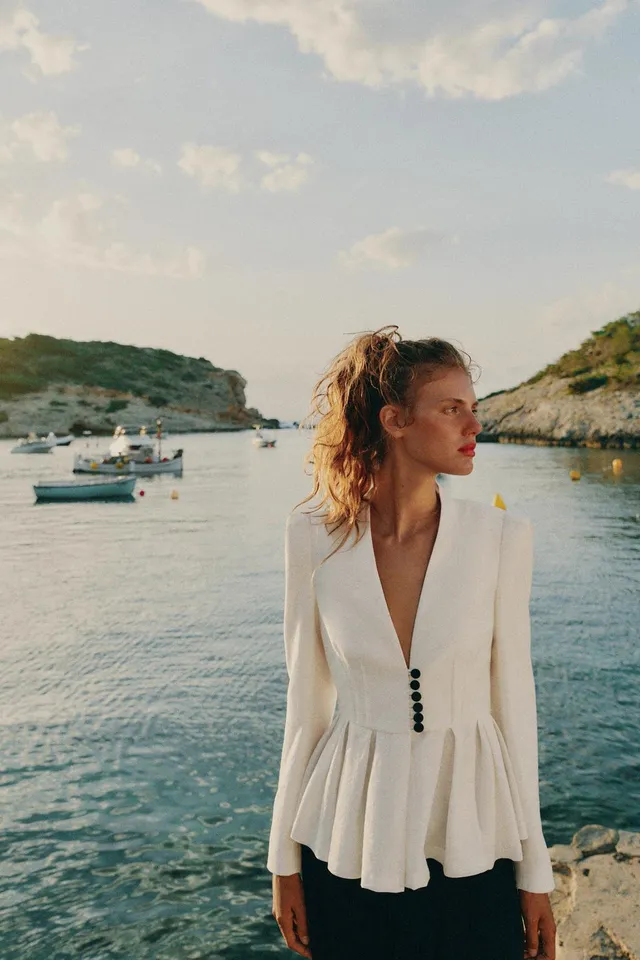 FITTED BLAZER WITH SHOULDER PADS – image 2