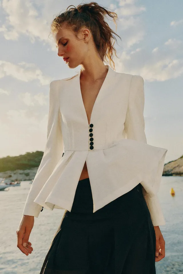 FITTED BLAZER WITH SHOULDER PADS – image 3