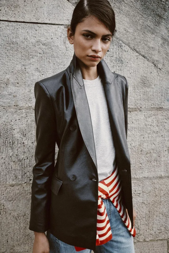 LEATHER EFFECT DOUBLE-BREASTED BLAZER – image 2
