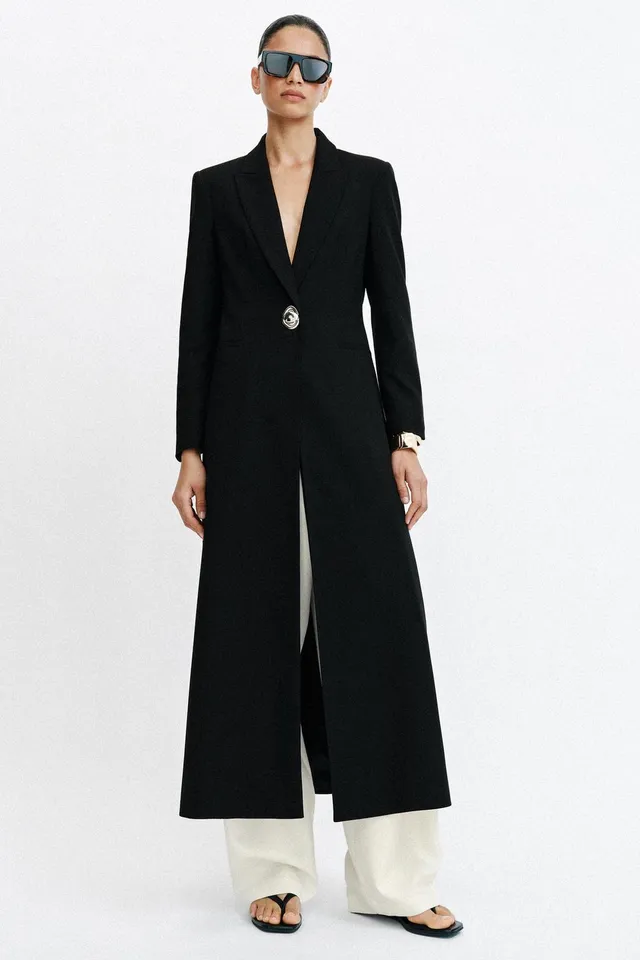 LONG BLAZER WITH SHOULDER PADS AND GOLD BUTTON
