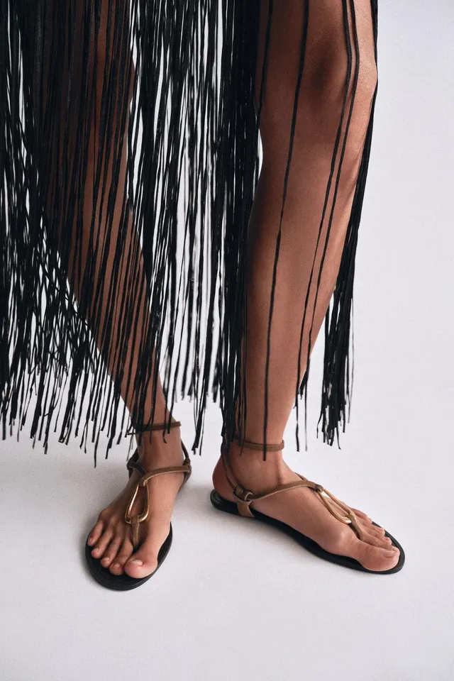 LEATHER SANDALS WITH METAL DETAIL