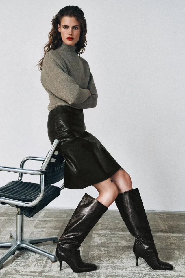 LIMITED EDITION LEATHER HEELED BOOTS – image 4