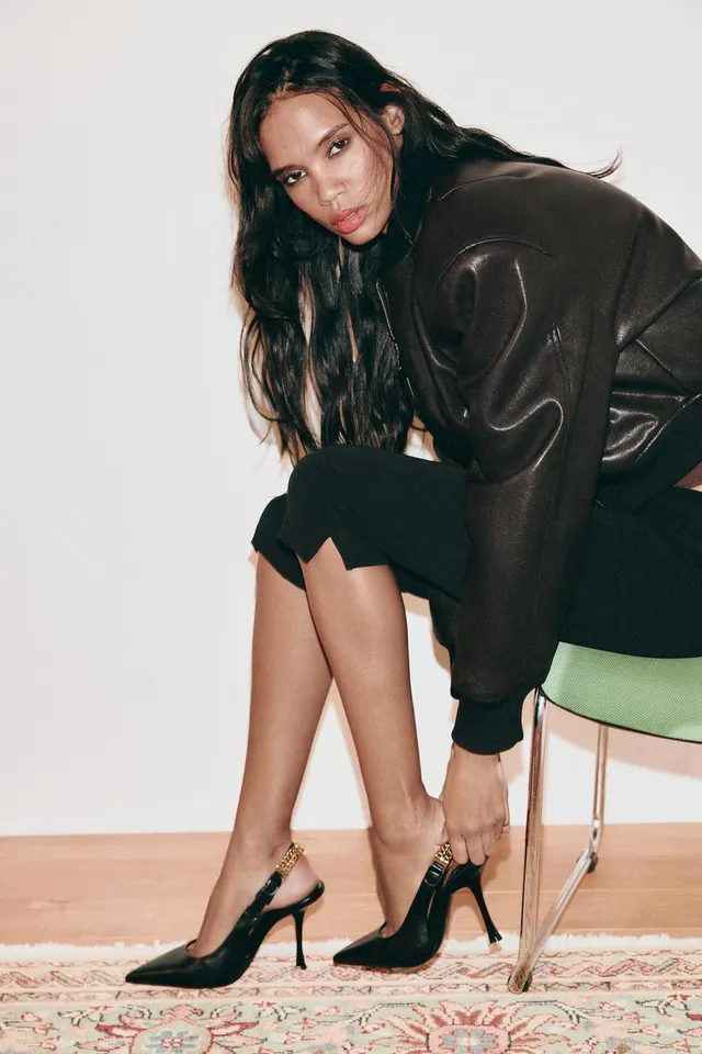 HEELED SHOES WITH CHAIN DETAIL