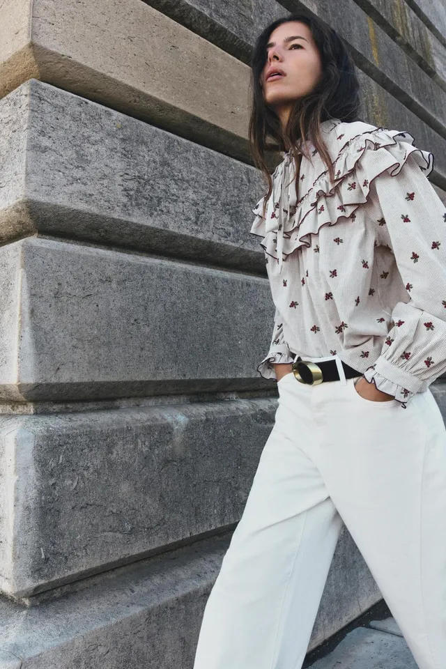 بلوزة بياقة مزينة بفيونكة وتطريز – صورة 3