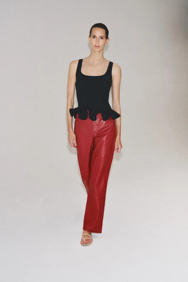 KNIT TOP WITH WAVY HEM
